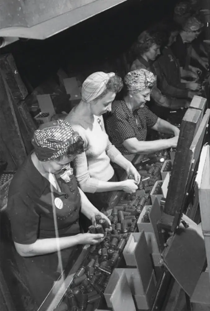 women working at Ray-O-Vac